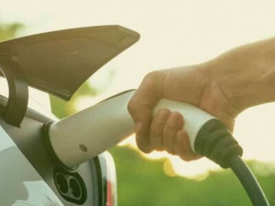É melhor usar máscaras ao carregar carros elétricos, diz estudo. Entenda!