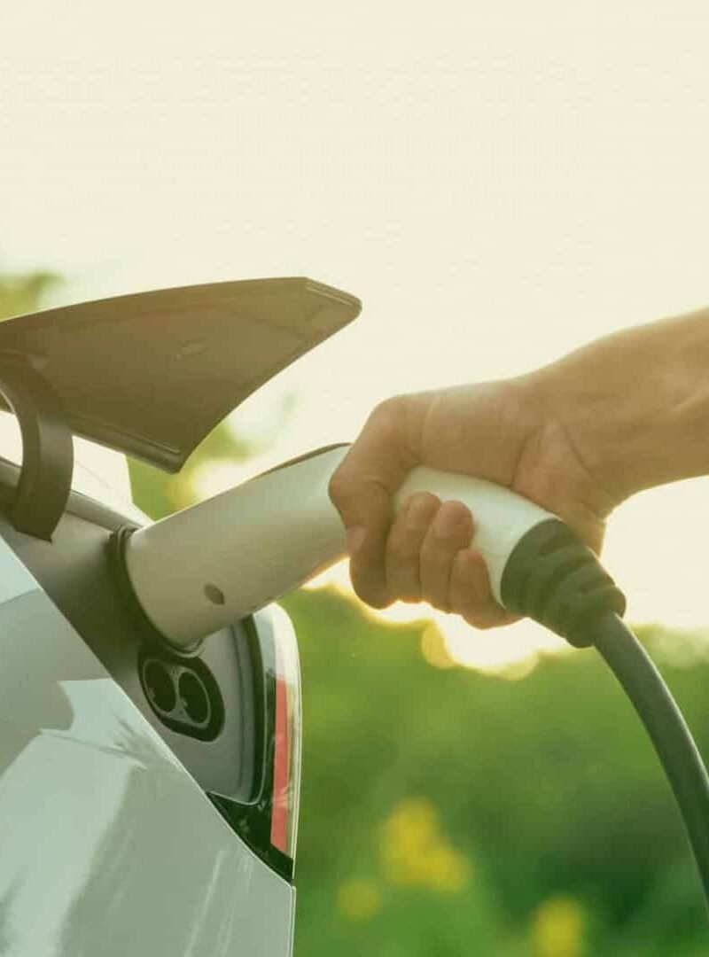É melhor usar máscaras ao carregar carros elétricos, diz estudo. Entenda!