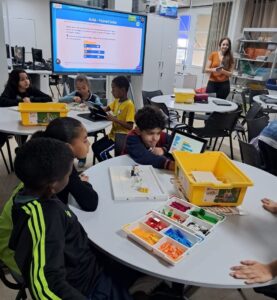 Robótica: aulas impulsionam inovação e o engajamento na Rede Municipal de Ensino de Marília. Programa conecta áreas do conhecimento e estimula alunos. Veja