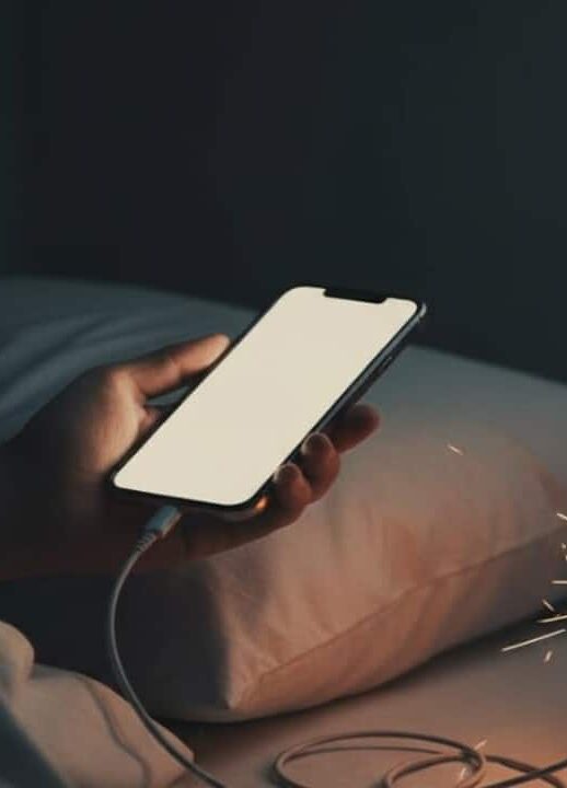 Esses hábitos perigosos ao carregar o celular podem colocar sua vida em risco