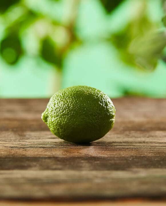 Este truque com cascas de limão congeladas virou tesouro nas cozinhas