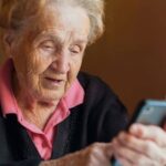 Veja como facilitar o uso do celular para idosos com quatro dicas fáceis