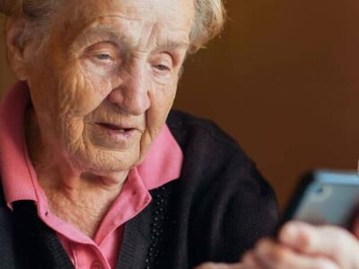 Veja como facilitar o uso do celular para idosos com quatro dicas fáceis