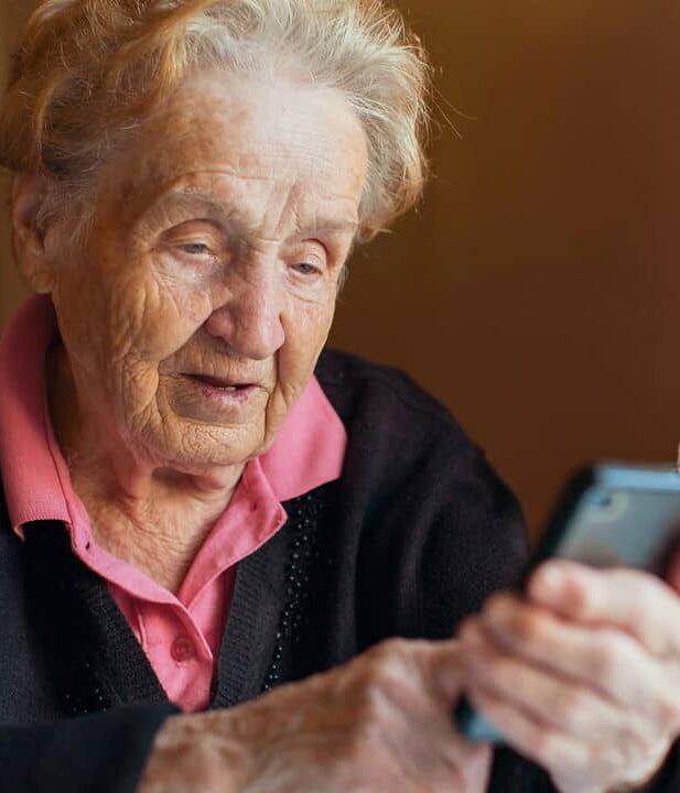 Veja como facilitar o uso do celular para idosos com quatro dicas fáceis