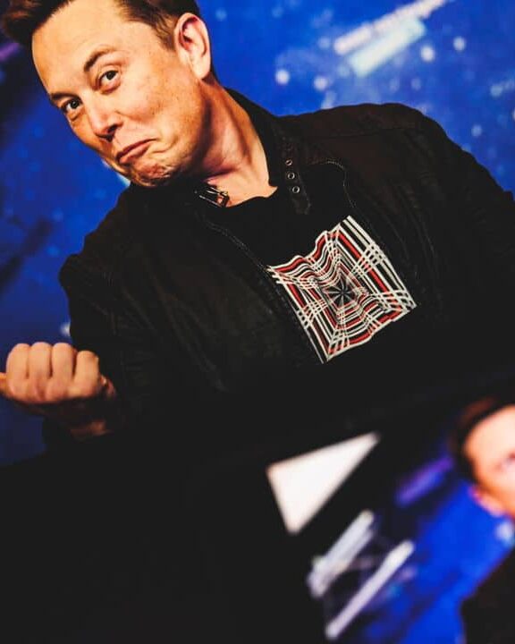 Elon Musk lança aplicativo que promete rivalizar com WhatsApp