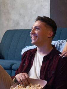 Sabia que maratonar séries pode ser bom para o cérebro? Veja o que a ciência diz