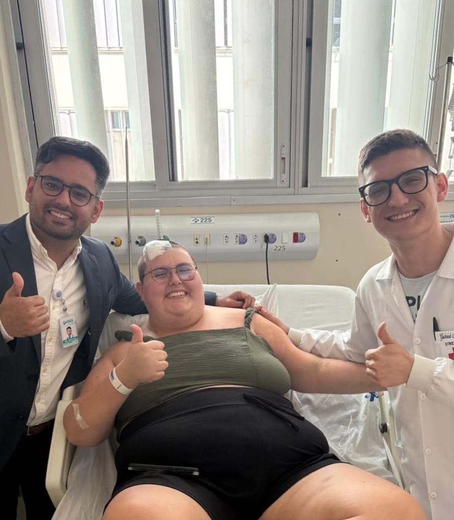 Equipe do Hospital Beneficente Unimar realiza cirurgia inédita e transforma vida de paciente de 23 anos diagnosticada com tumor cerebral. Veja