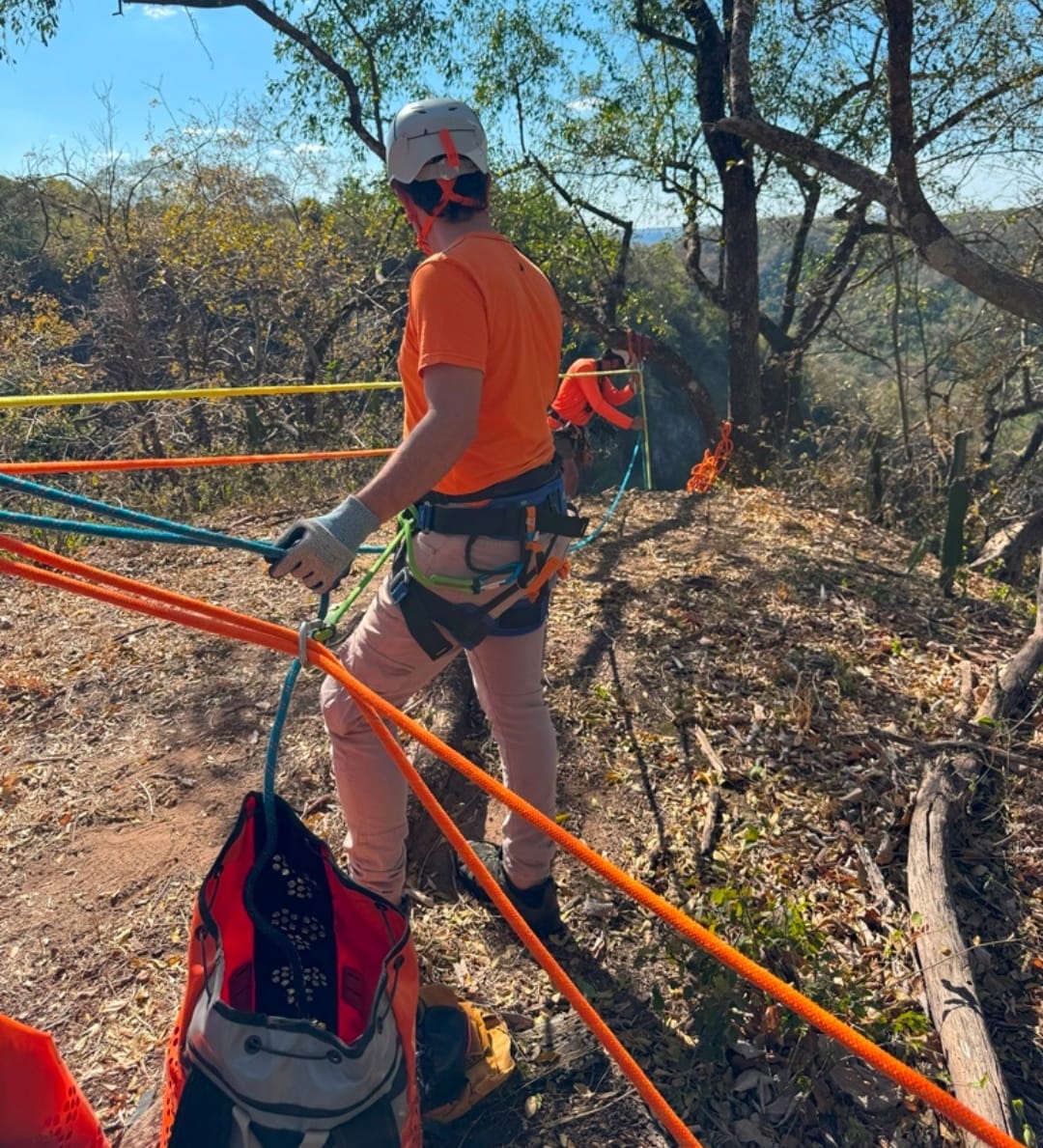Grupo de Marília participa de rapel na torre Dedo de Deus, que fica na Rota das Capelas, através da empresa Vertical Rapel, especializada em ecoturismo e aventura