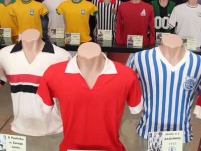 Camisas históricas de Pelé. Marília terá exposição no Domingo da Família. Serão expostas 44 camisas que retratam a trajetória do Rei do Futebol. Inédito
