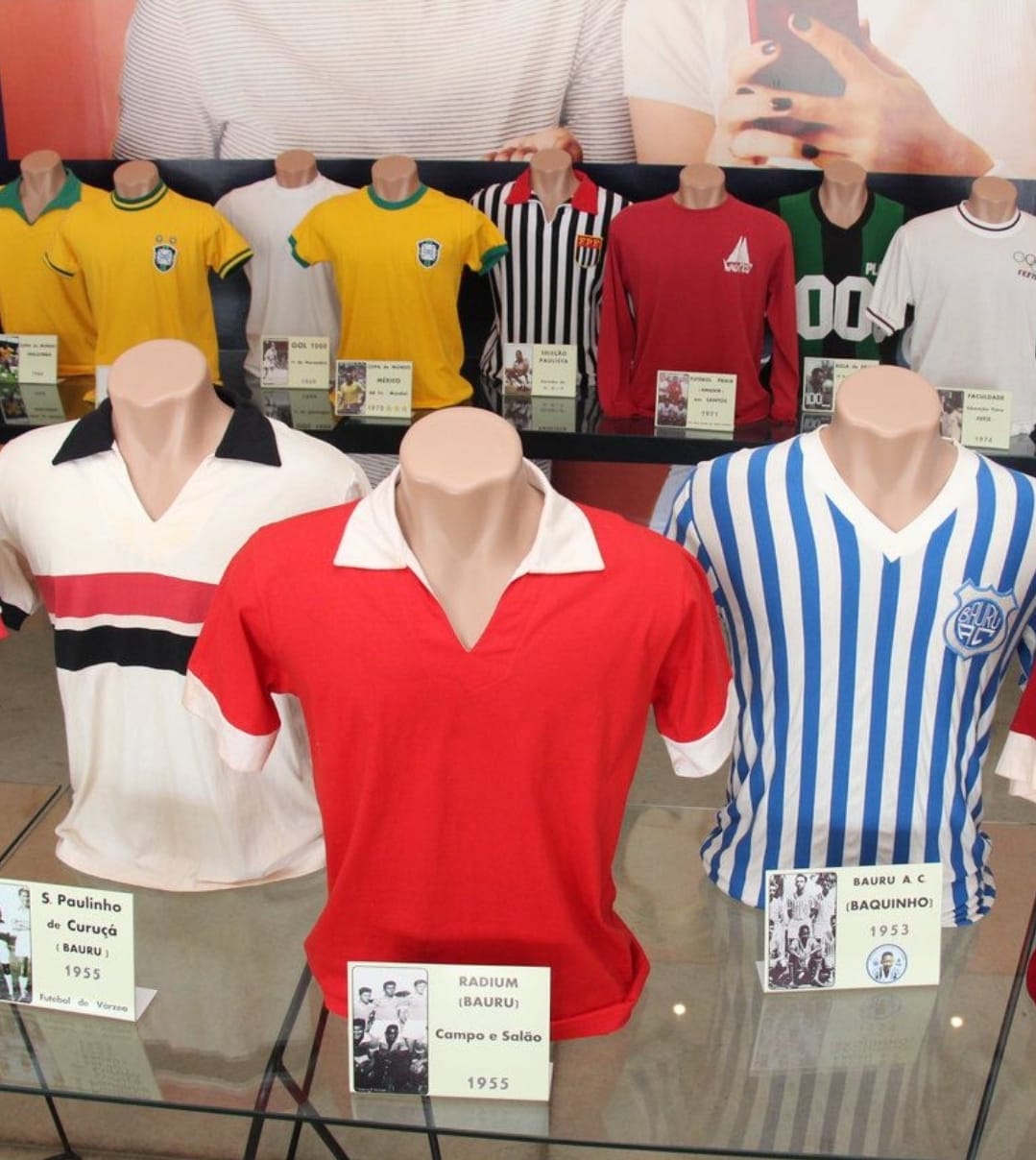 Camisas históricas de Pelé. Marília terá exposição no Domingo da Família. Serão expostas 44 camisas que retratam a trajetória do Rei do Futebol. Inédito