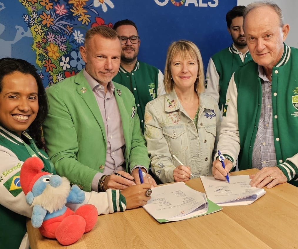 Sustentabilidade: Sicredi e Smurfs renovam parceria até 2027. O lema é “Cada gesto conta” e projeto amplia ações de educação e conscientização