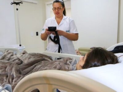 HBU fortalece a segurança do paciente com checagem de medicamentos em beira-leito. Segue rigorosamente metas internacionais de segurança do paciente pela OMS