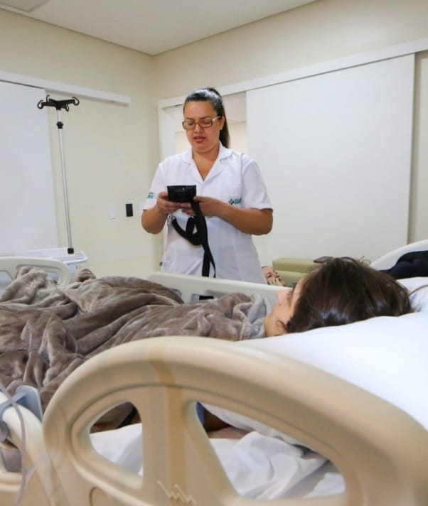 HBU fortalece a segurança do paciente com checagem de medicamentos em beira-leito. Segue rigorosamente metas internacionais de segurança do paciente pela OMS