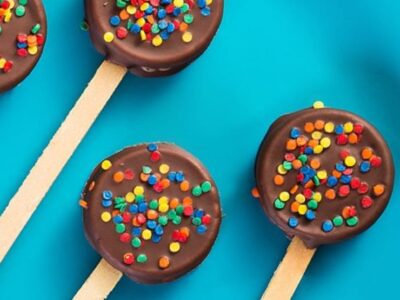 Pirulito de Biscoito Recheado. Trouxemos hoje uma receita divertida, fácil de fazer e irresistível. A família toda vai adorar. Faça você mesma. Veja passo a passo
