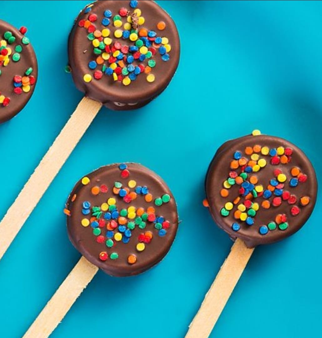 Pirulito de Biscoito Recheado. Trouxemos hoje uma receita divertida, fácil de fazer e irresistível. A família toda vai adorar. Faça você mesma. Veja passo a passo