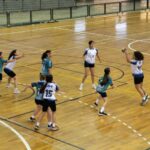 Jogos Escolares Unimed Marília têm início com grandes disputas e seguem amanhã, sábado. Futsal e Handebol abriram a competição. Próximos jogos serão de Basquete e Vôlei no CEMESC. Confira!