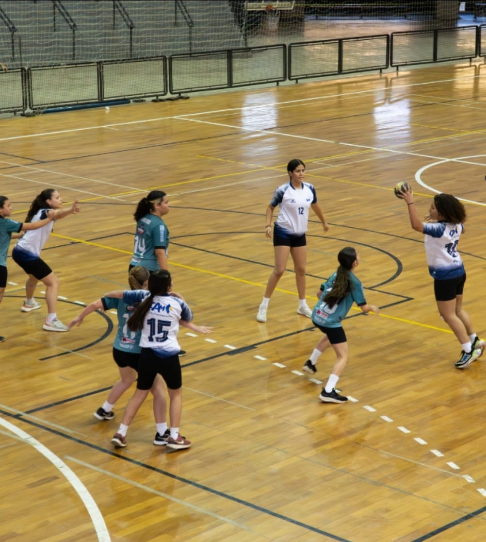 Jogos Escolares Unimed Marília têm início com grandes disputas e seguem amanhã, sábado. Futsal e Handebol abriram a competição. Próximos jogos serão de Basquete e Vôlei no CEMESC. Confira!