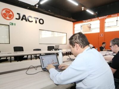 Unimar e Jacto inauguram espaço de inovação, o Espaço Jacto, no Parque Tecnológico da Universidade. Um marco para a região, fortalecendo integração entre academia e o setor produtivo. Veja a importância