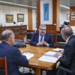 Vice-presidente Geraldo Alckmin reitera apoio à Santa Casa de Marília durante reunião em Brasília. Ele reconhece papel fundamental do hospital que atende toda região e 70% pelo SUS