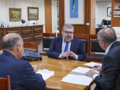 Vice-presidente Geraldo Alckmin reitera apoio à Santa Casa de Marília durante reunião em Brasília. Ele reconhece papel fundamental do hospital que atende toda região e 70% pelo SUS