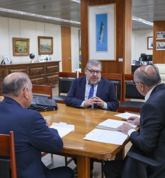 Vice-presidente Geraldo Alckmin reitera apoio à Santa Casa de Marília durante reunião em Brasília. Ele reconhece papel fundamental do hospital que atende toda região e 70% pelo SUS