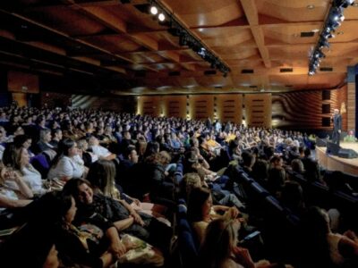 Summit Educação 2025 destaca raízes que sustentam transformação na educação. Encontro reuniu mais de 700 pessoas em Curitiba e reforçou o papel do cooperativismo. Confira