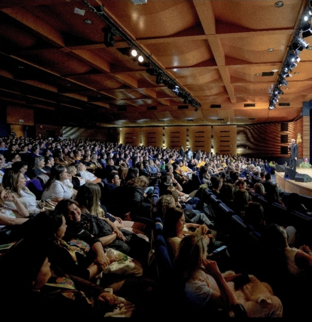 Summit Educação 2025 destaca raízes que sustentam transformação na educação. Encontro reuniu mais de 700 pessoas em Curitiba e reforçou o papel do cooperativismo. Confira