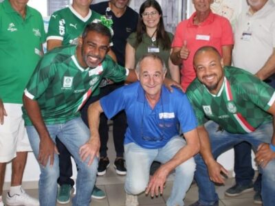 Ex-jogadores do Palmeiras entregam presentes a paciente da Oncologia Pediátrica da Santa Casa de Marília e levam alegria ao aniversariante do dia. Veja!