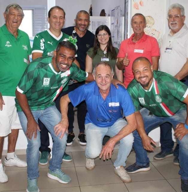 Ex-jogadores do Palmeiras entregam presentes a paciente da Oncologia Pediátrica da Santa Casa de Marília e levam alegria ao aniversariante do dia. Veja!