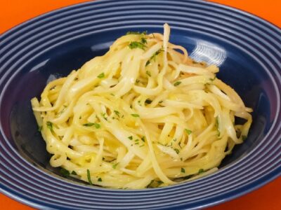 Macarrão à Carbonara com Alho e Azeite. Clássico e irresistível. Trouxemos hoje essa deliciosa receita. Com passo a passo