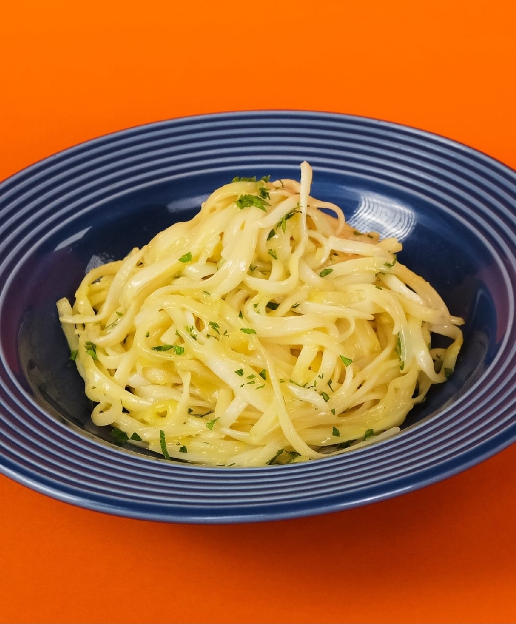 Macarrão à Carbonara com Alho e Azeite. Clássico e irresistível. Trouxemos hoje essa deliciosa receita. Com passo a passo
