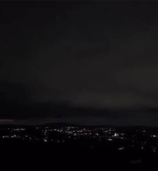 Justiça de Marília determina à CPFL reestabelecimento da energia na cidade em até 8 horas, sob pena de multa diária de R$ 100 mil por hora. Medida foi concedida em liminar ao município pelos transtornos causados após temporal desta semana e demora da CPFL em atender a população
