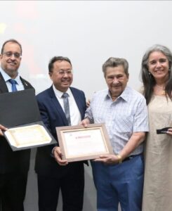 Reitor da Unimar, Dr. Márcio Mesquita Serva, recebe e é homenageado com o Prêmio Benemérito no Dia do Profissional de Educação Física pelo CREF4/SP. Confira!