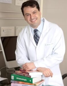 Prof. Dr. Maurício Maia faz cirurgias ao vivo na Argentina com técnica e corante inovadores, representando a Universidade Federal de São Paulo e o Hospital de Olhos de Assis. Veja vídeo