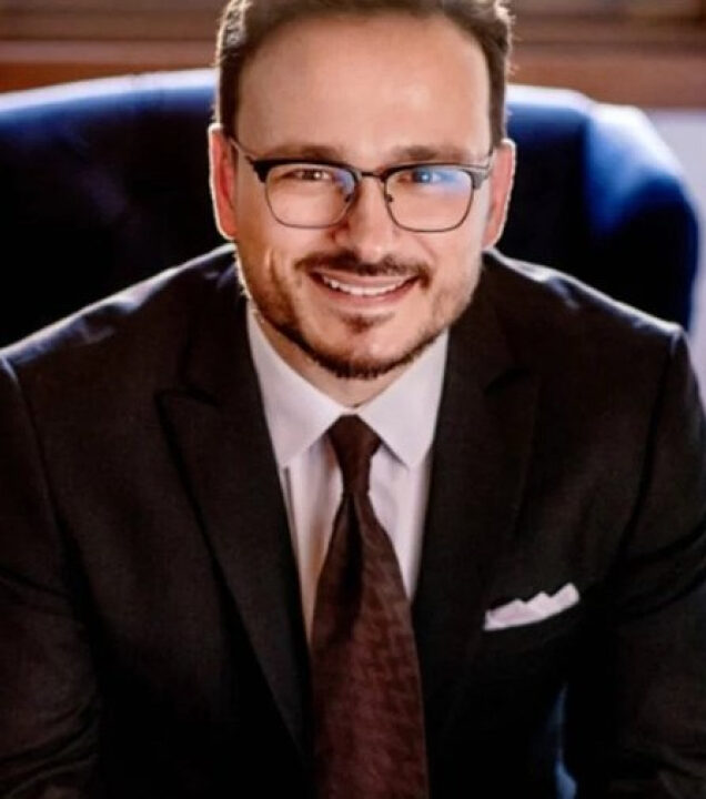 Professor de direito é preso suspeito de agredir e estuprar alunas