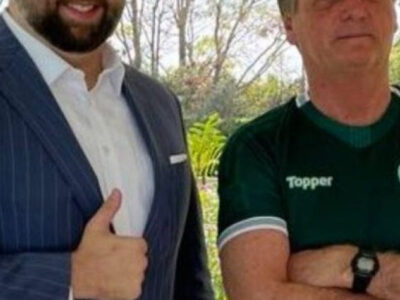 Conselheiro de Trump posta foto com Bolsonaro e ameaça ministros do STF