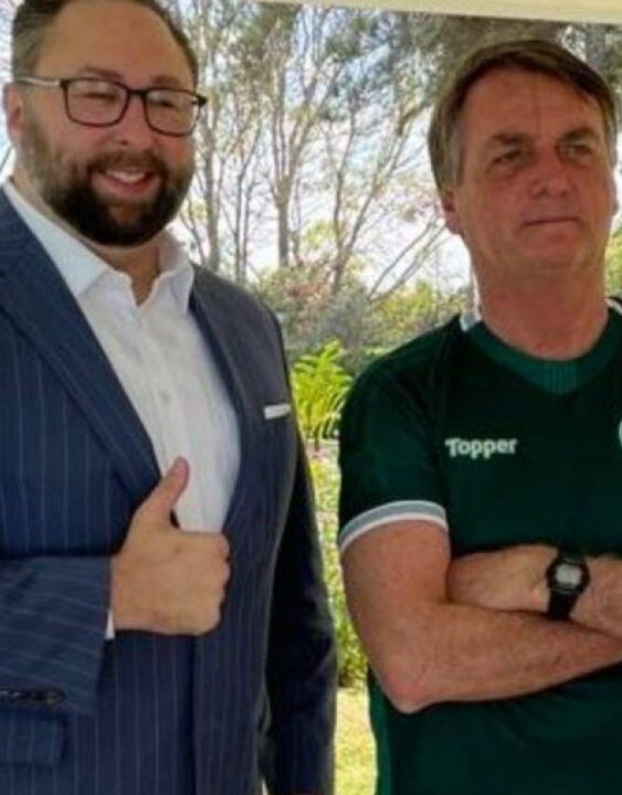 Conselheiro de Trump posta foto com Bolsonaro e ameaça ministros do STF