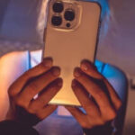 Usar o celular no vaso sanitário pode aumentar o risco de hemorroidas em 46%