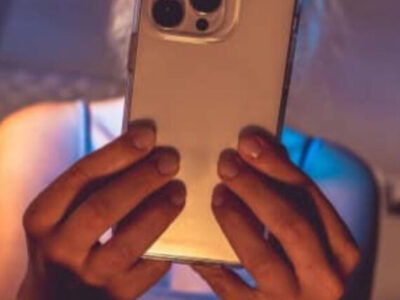 Usar o celular no vaso sanitário pode aumentar o risco de hemorroidas em 46%