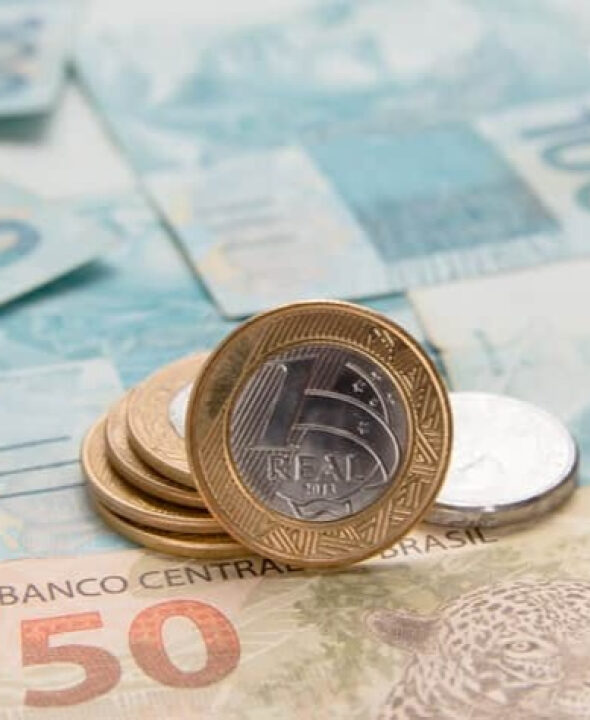 STJ decidiu que valores de até 4 salários mínimos são impenhoráveis em qualquer conta bancária do devedor