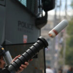 França enfrenta onda de protestos em meio a crise política; ENTENDA