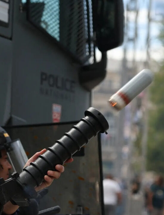 França enfrenta onda de protestos em meio a crise política; ENTENDA