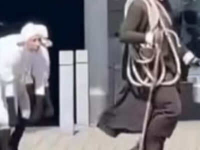 Grupo de pessoas que se identificam como ovelhas segue ‘pastor’ pelas ruas; VEJA VÍDEO