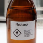 Primeiros sintomas de intoxicação por metanol podem enganar vítimas