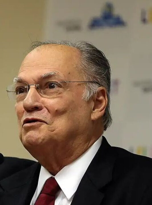 Roberto Freire defende a anistia