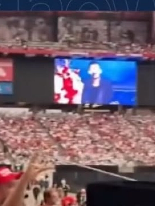 ESTÁDIO LOTADO: multidão se despede de Chalie Kirk em funeral no Arizona; VEJA VÍDEO