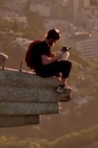 Sem autorização, homem escala Cristo Redentor e salta de paraquedas; VEJA VÍDEO