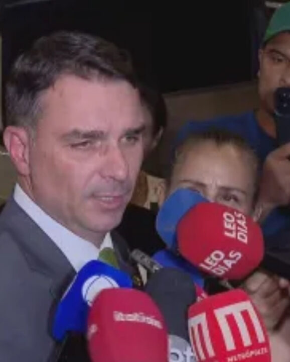 Senador Flávio Bolsonaro atualiza sobre saúde do pai e manda recado para Alexandre de Moraes