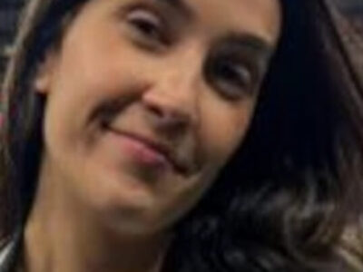 Repórter da Globo é acusada de ridicularizar Maria em camiseta; CONFIRA