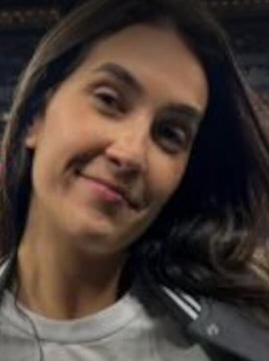 Repórter da Globo é acusada de ridicularizar Maria em camiseta; CONFIRA